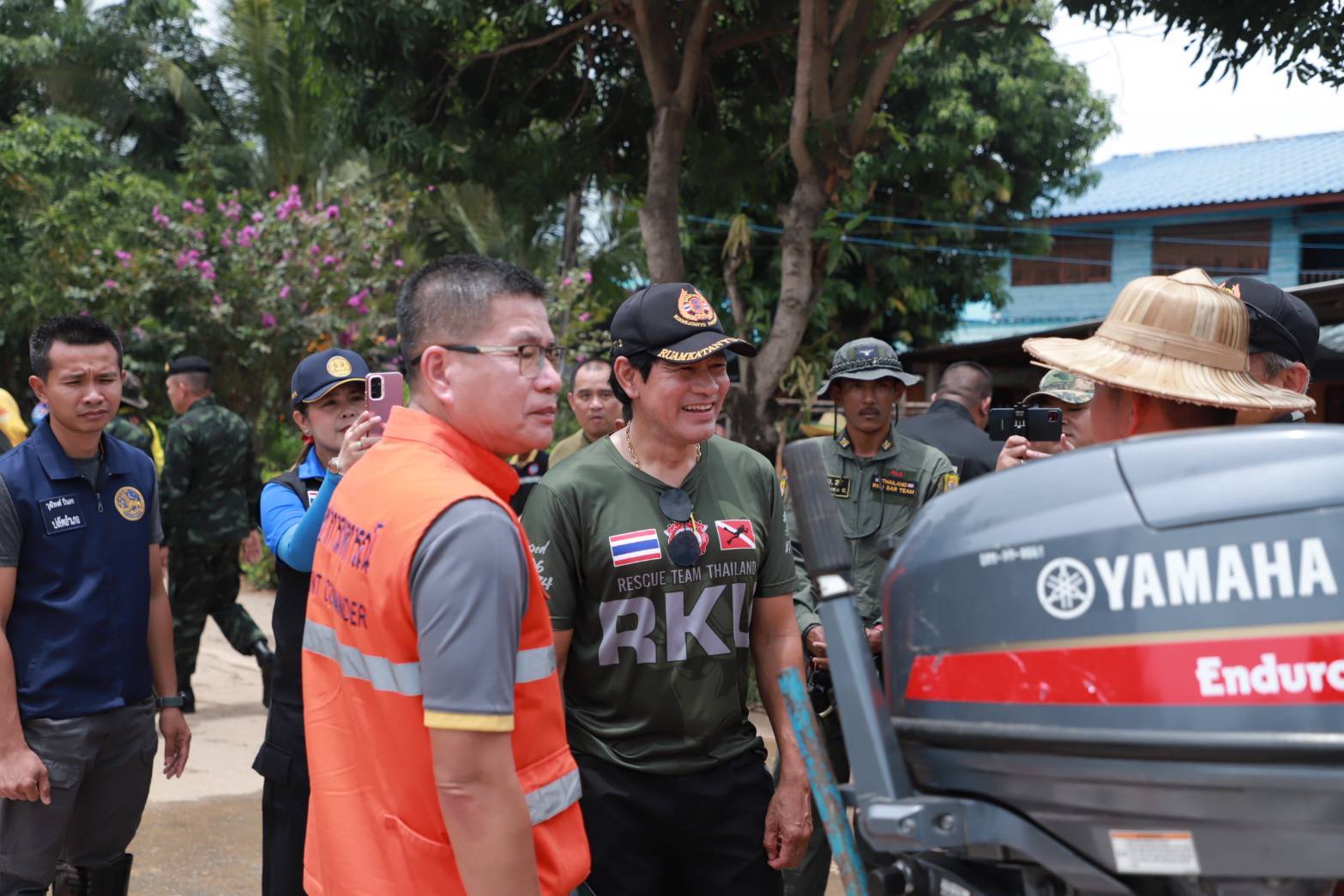 ผู้ว่าฯสุโขทัยพร้อมพระเอกดัง'บิณฑ์ บรรลือฤทธิ์'มอบของช่วยน้ำท่วมที่สุโขทัย