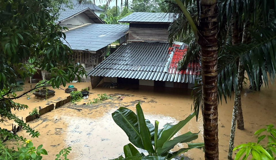 น้ำคลองยันพุ่งถึงระดับเตือนภัย ล้นตลิ่งท่วมบ้านเรือน–ผู้ว่าฯ สุราษฎร์ฯ สั่งคุมเข้มพื้นที่เสี่ยง