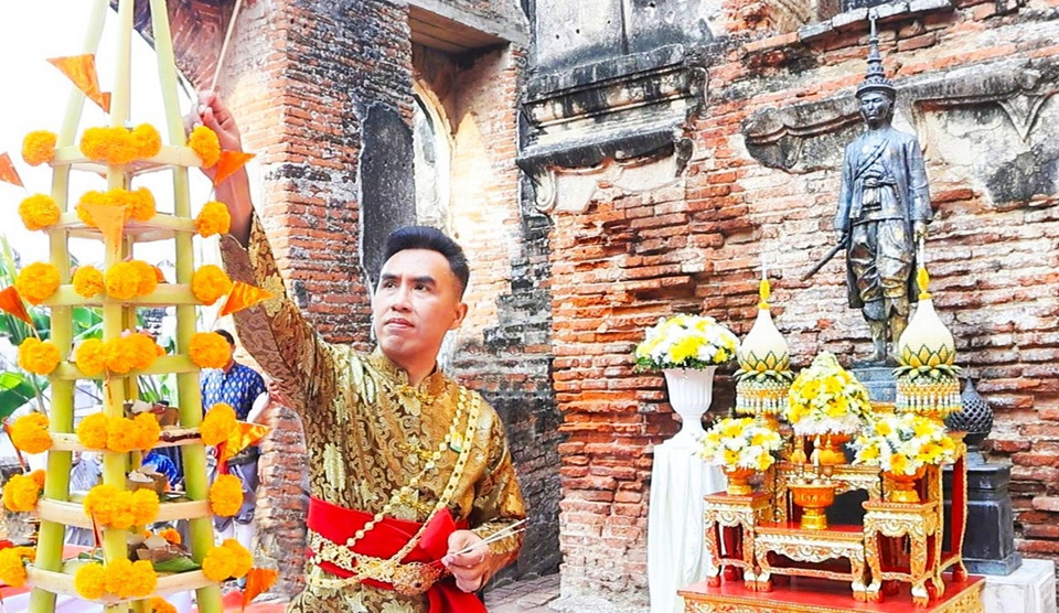 ผู้ว่าฯ ลพบุรี นำแต่งชุดไทยทั้งเมือง ทำบุญ-รำบวงสรวงถวายสมเด็จพระนารายณ์