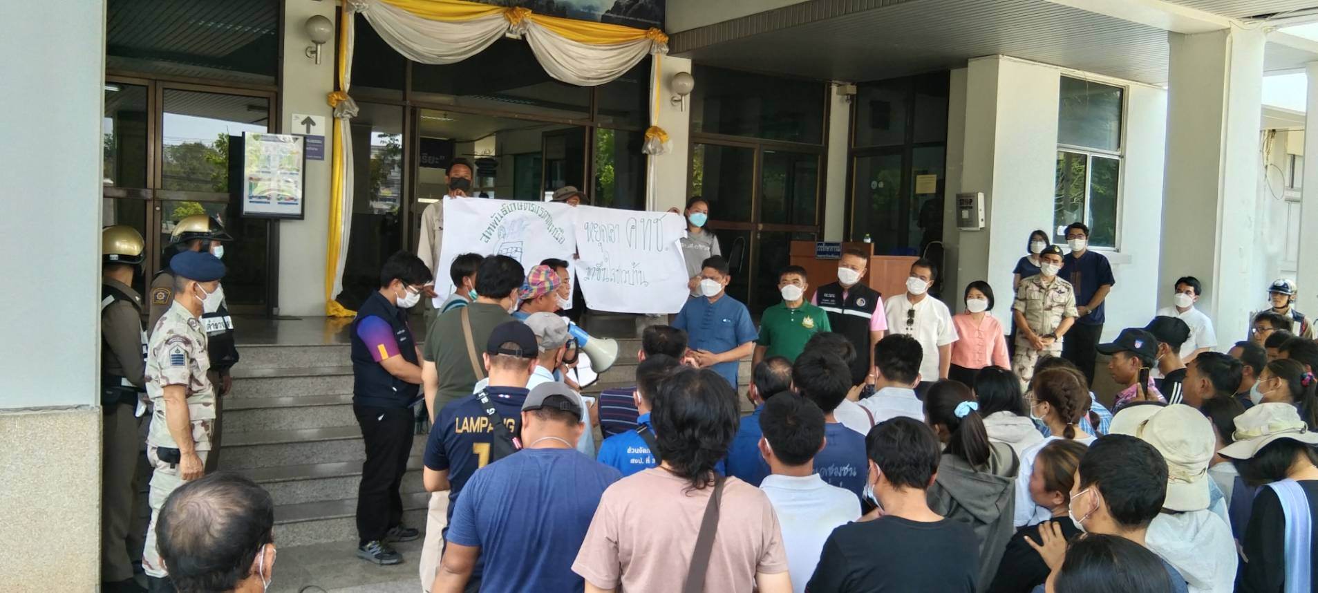 ชาวกะเหรี่ยงแม่เมาะ เตรียมประชุมขอคืนพื้นที่ทำกิน หลังยื่นหนังสือถึงศูนย์ดำรงธรรม แฉมีขบวนการลักลอบตัดไม้