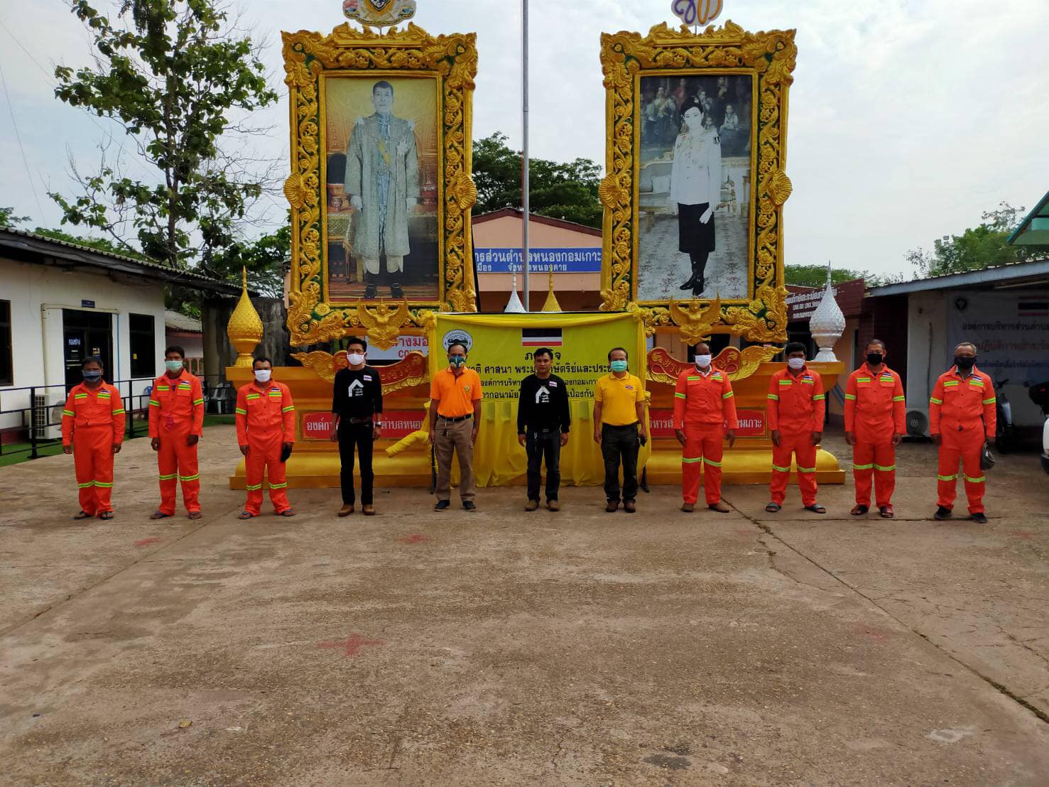 แบบอย่างของ อปท.ที่ดูแลชุมชน...อบต.หนองกอมเกาะ เข้มการปฏิบัติงานพนักงานเก็บขยะ เน้นปลอดภัย สะอาด เพื่อลดการแพร่ระบาดของโควิด-19