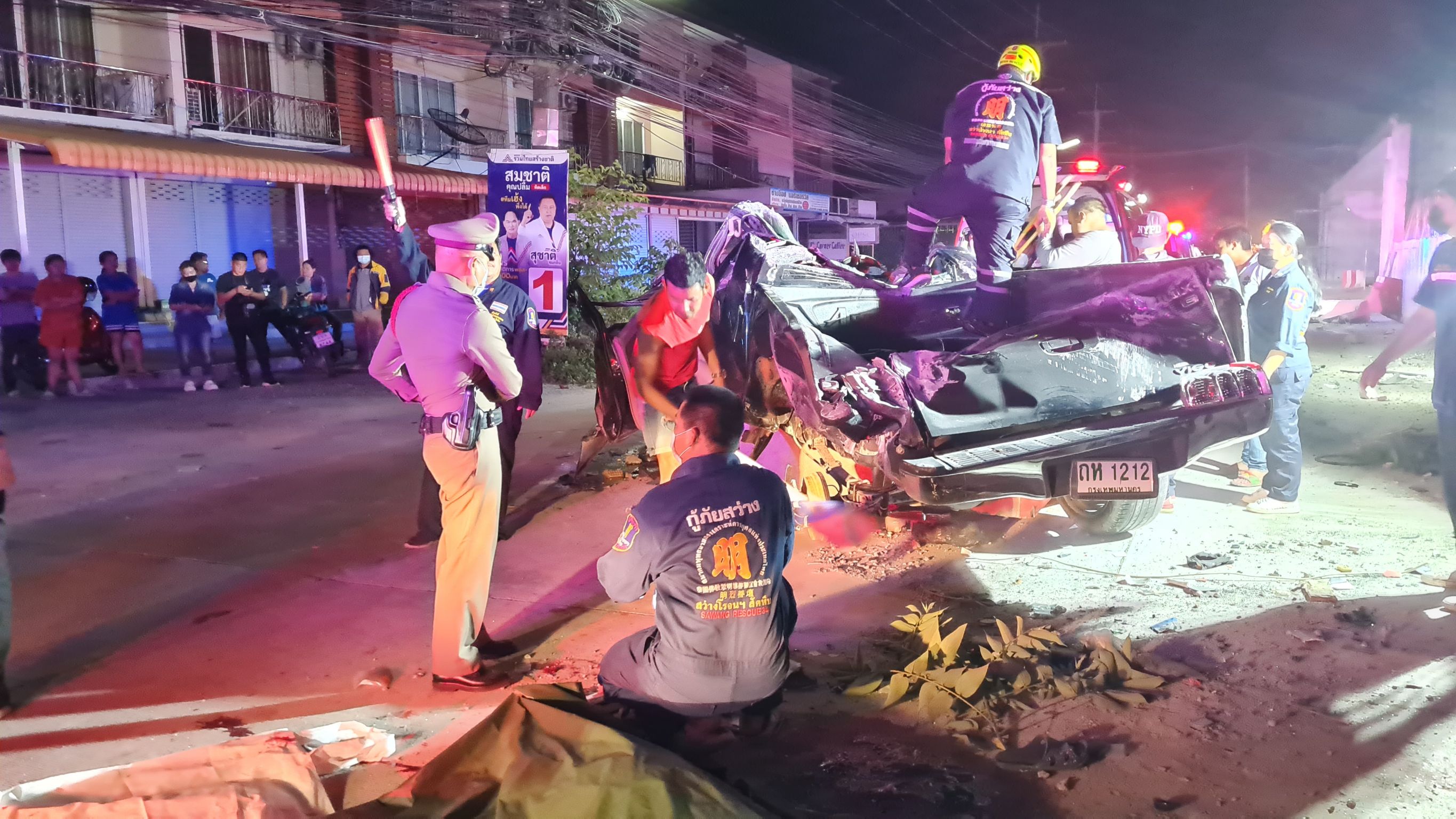 กระบะชนแท่งแบริเออร์ช่วงก่อสร้างสะพานกลับรถบนถนนสุขุมวิทขาเข้าสัตหีบจนตีลังกาตาย 1 สาหัส 1