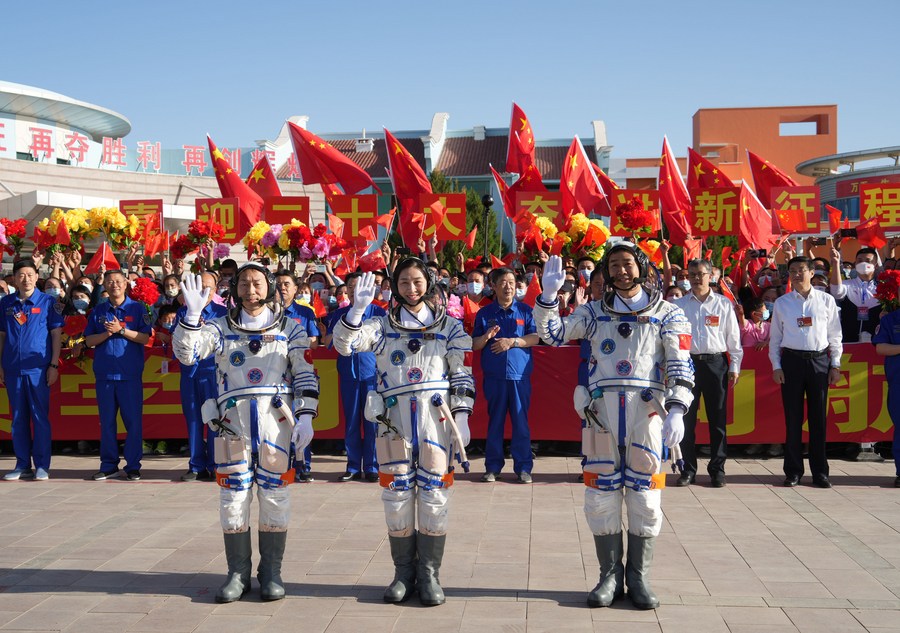 จีนปล่อยยานอวกาศเสินโจว-14 (Shenzhou-14) พร้อมนักบินสำเร็จ