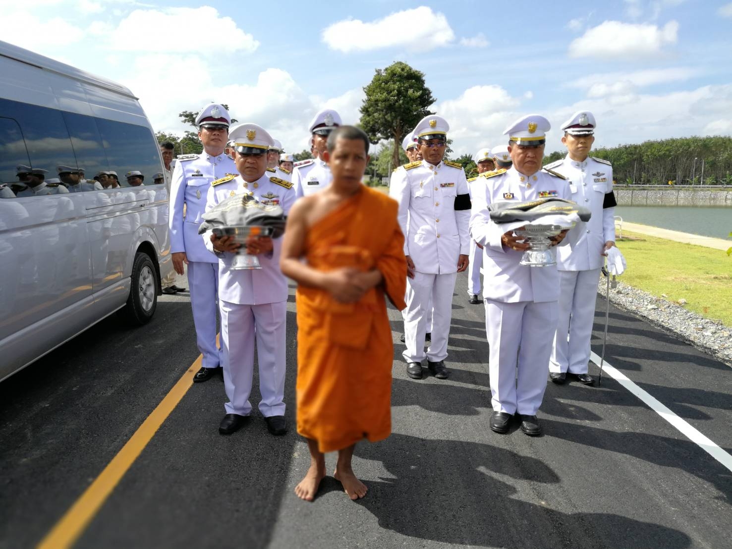 สตูลประกอบพิธีลอยอังคารเถ้าดอกไม้จันทน์จากพิธีพระราชทานเพลิงพระบรมศพ