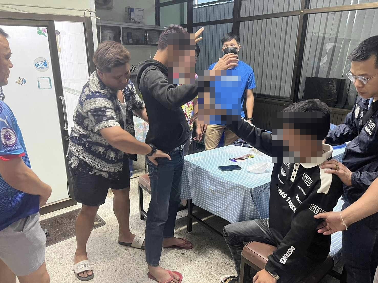 จับได้แล้ว"มือปืนผู้ก่อเหตุพร้อมคู่หู"เด็กแก๊งเงินกู้นอกระบบยิงคนเล่นน้ำสงกรานต์ถนนข้าวปุกแม่ฮ่องสอนบาดเจ็บ 2 ราย