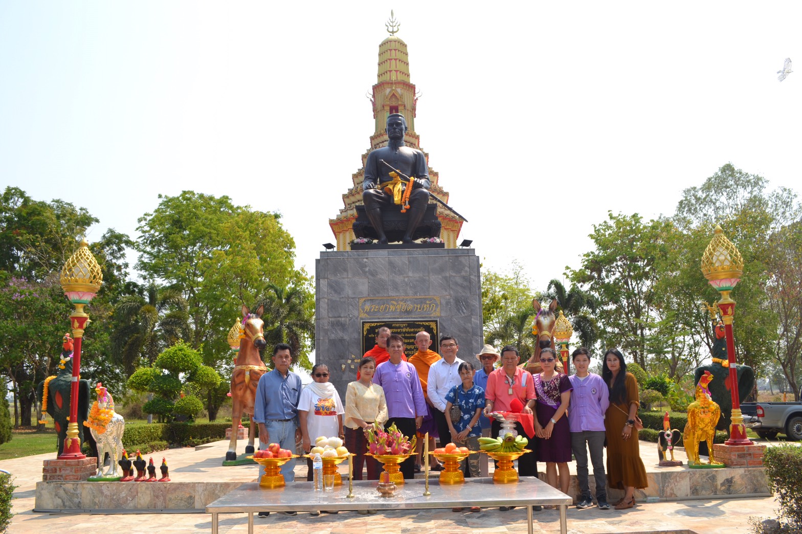 อดีตนายกเทศมนตรีเทศบาลนครสมุทรปราการ  นำเครื่องสังฆภัณฑ์มอบให้กับชมรมพิชยรักษ์ 