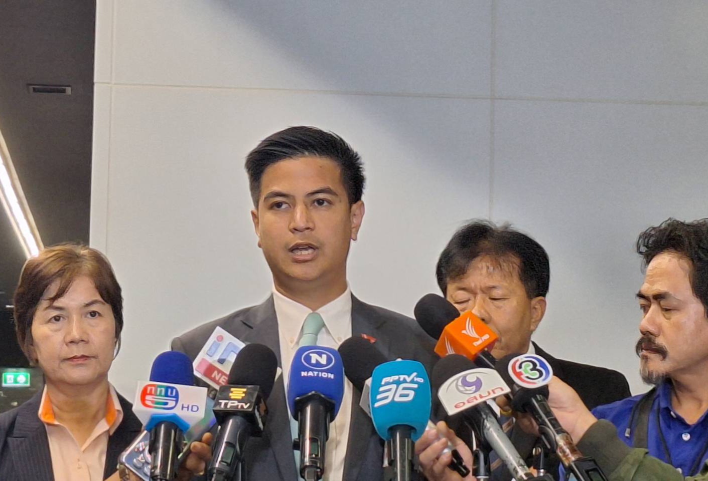 "พริษฐ์" พบ "วันนอร์"  ตื้อยื่นแก้รธน.มาตรา 256 ชง 2 ข้อมูลใหม่ ทวงสัญญารัฐบาลมีรธน.ฉบับใหม่ก่อนเลือกตั้ง