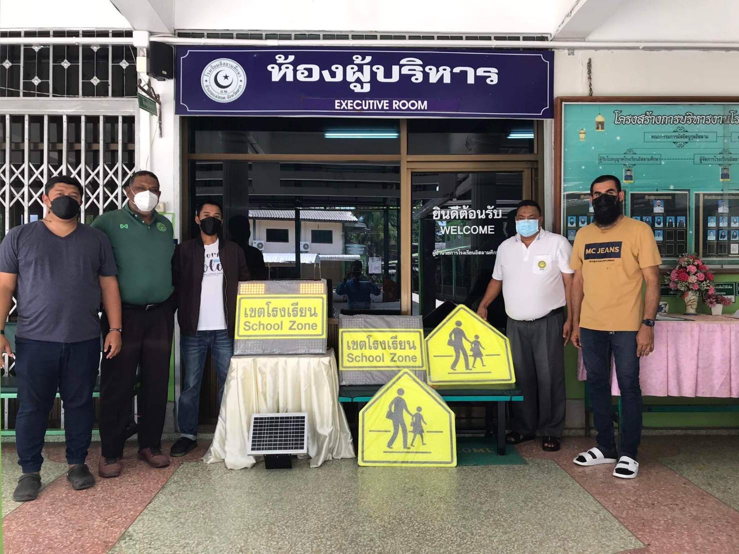 “ครอบครัวชาฟี" มอบไฟสัญญาระบบจราจรเขตโรงเรียน สร้างความปลอดภัยให้ลูกหลานในชุมชนมุสลิมแม่สอด
