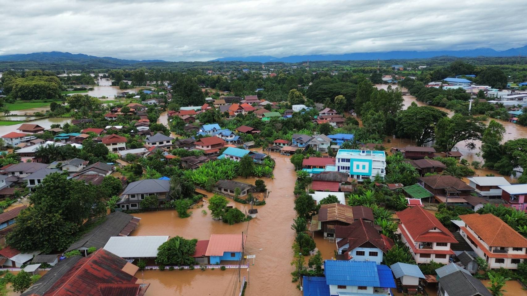 ฝนถล่มน้ำทะลักบ้านเรือนจังหวัดน่านขยายวงกว้างใน 8 อำเภอจมน้ำแล้ว 500 กว่าหลังคาเรือน