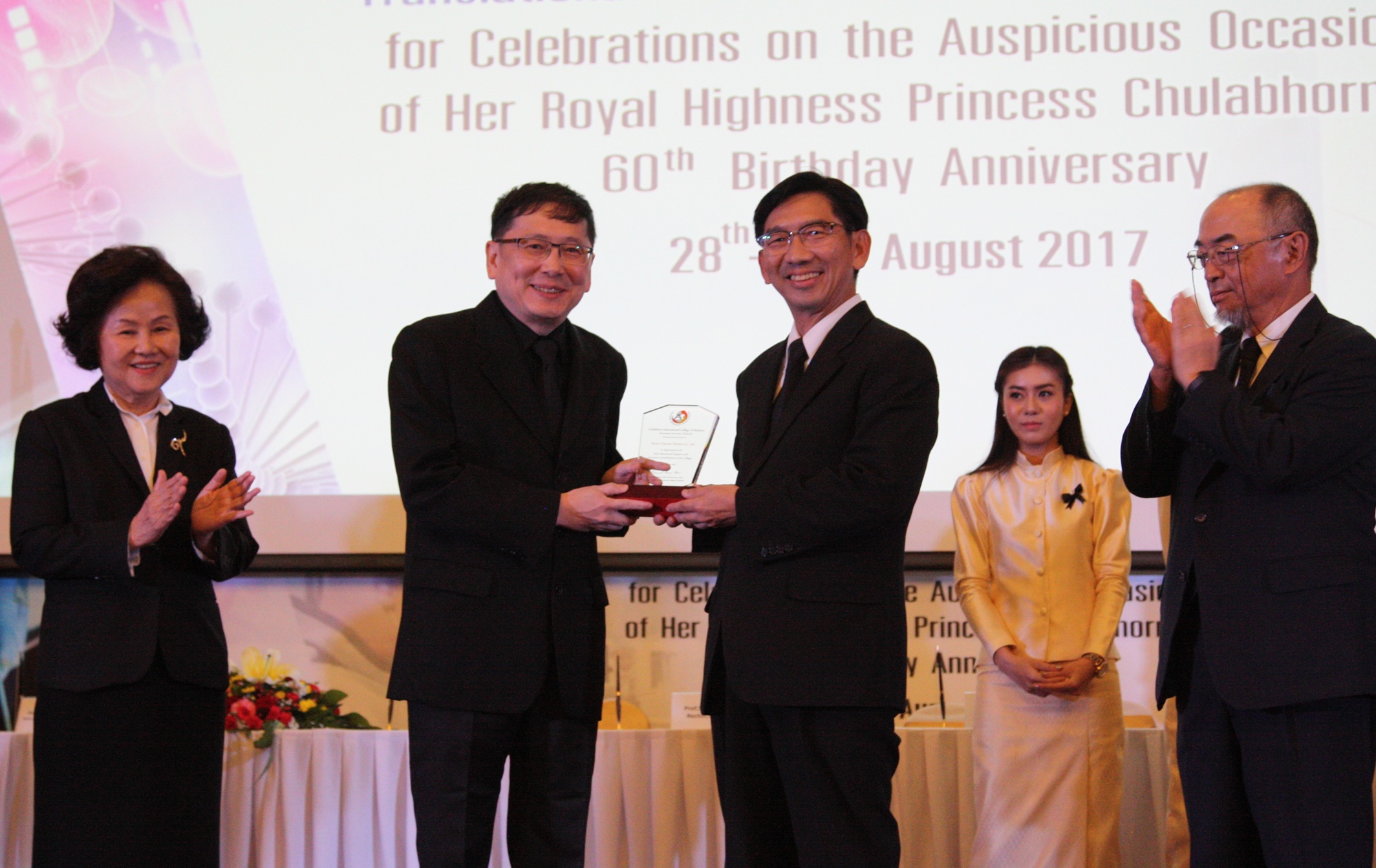 ธรรมศาสตร์ จับมือแว่นท็อปเจริญ ผลิตหมอสายตา