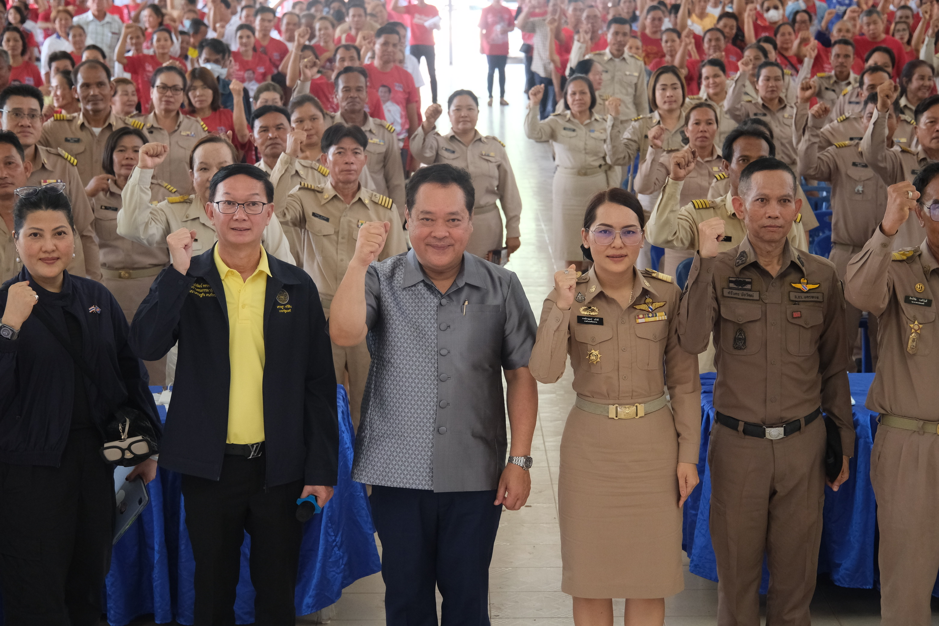 “ทวี”ลงพื้นที่นครพนม แก้ปัญหายาเสพติด กวาดล้างการระบาดในพื้นที่อีสานตอนบน พร้อมประกาศแก้หนี้ กยศ.