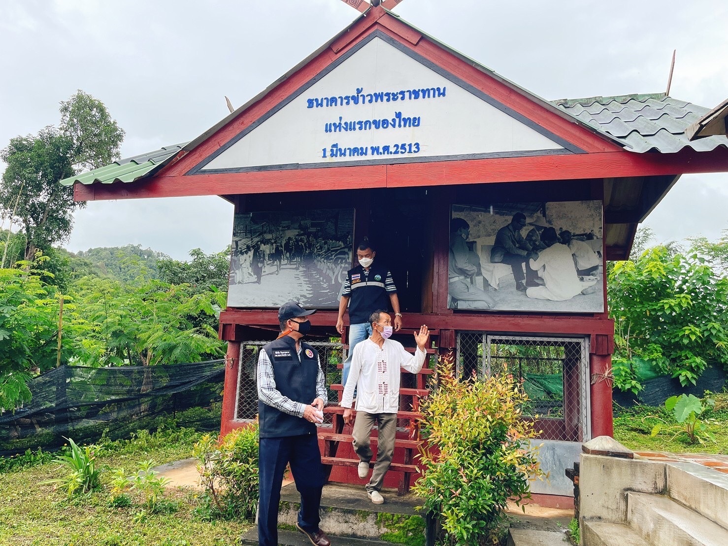 ผู้ว่าฯแม่ฮ่องสอน เยี่ยมชมธนาคารข้าวแห่งแรกของโลก บ้านป่าแป๋ อ.แม่สะเรียง 
