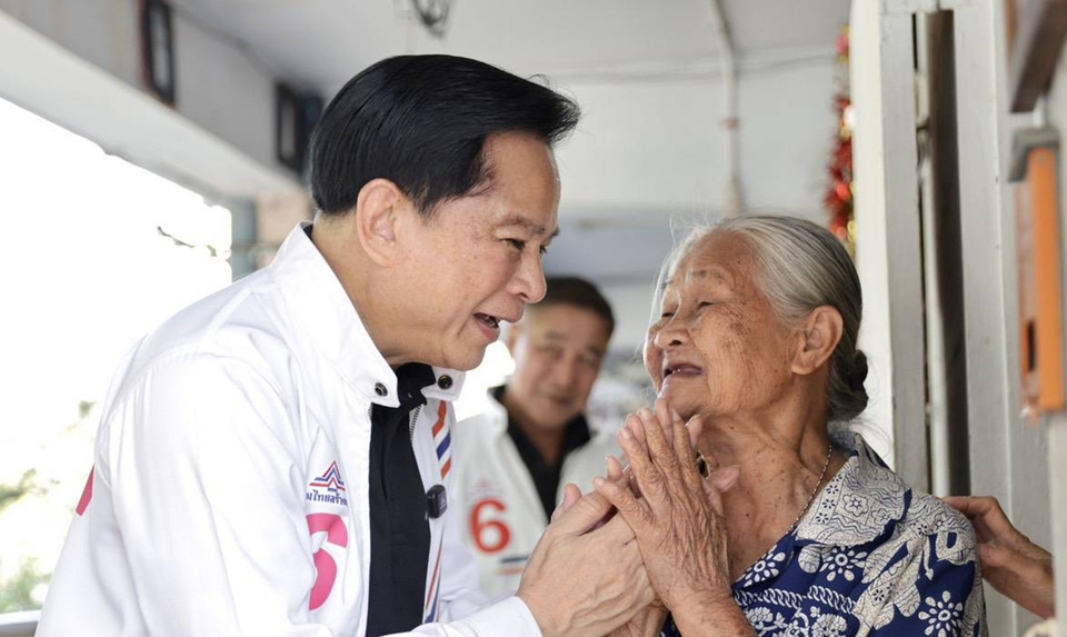 "พีระพันธุ์" บุกแฟลตดินแดง ดัน “แม็ก ชณทัต” ลุยงานต่อเนื่อง ย้ำ 30 ปีไม่เคยทิ้งประชาชน