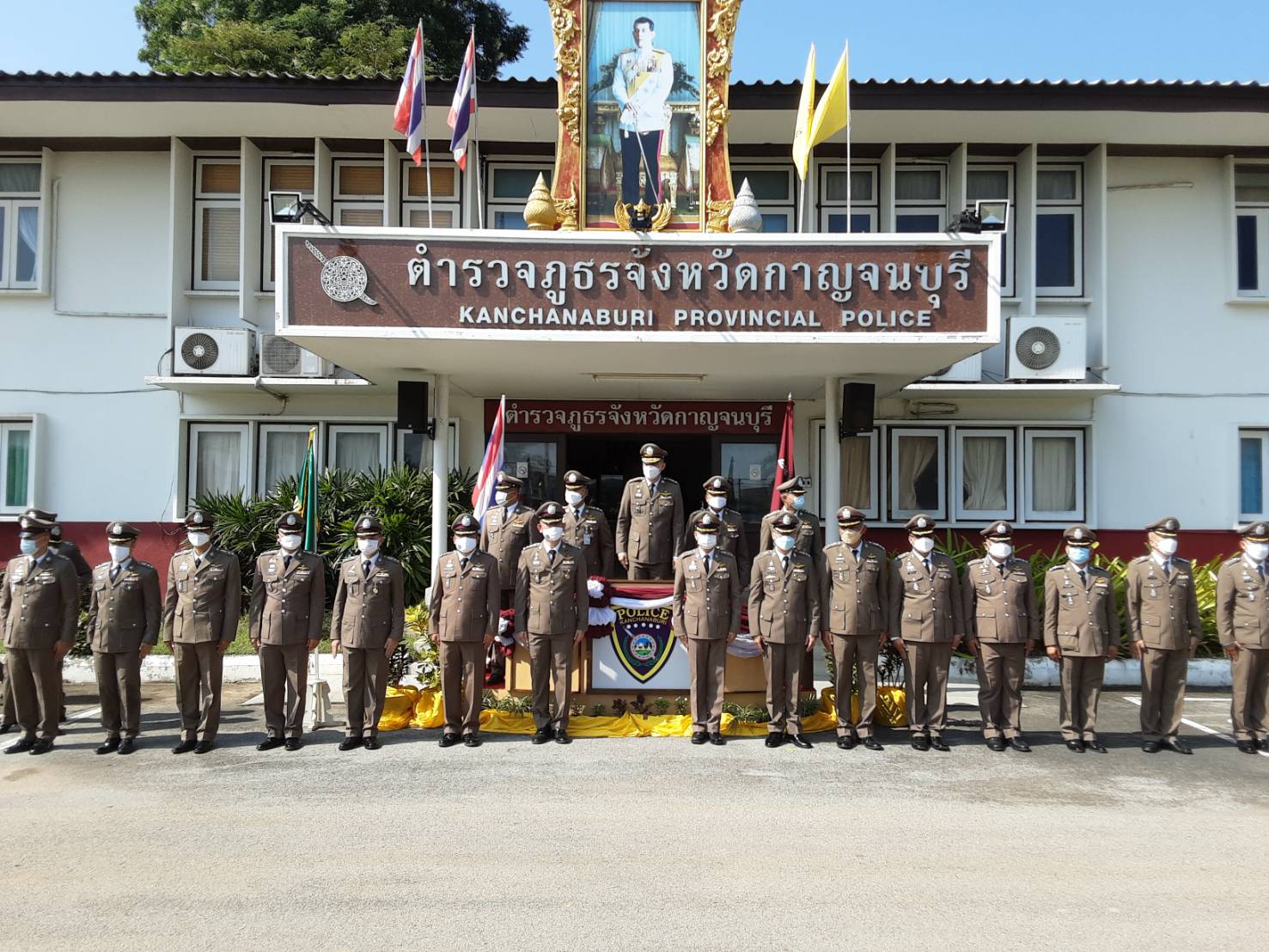 ผกก.21 สภ. ร่วมขรก. ตำรวจภูธรกาญจนบุรี ตบเท้าต้อนรับผู้บังคับการตำรวจคนใหม่
