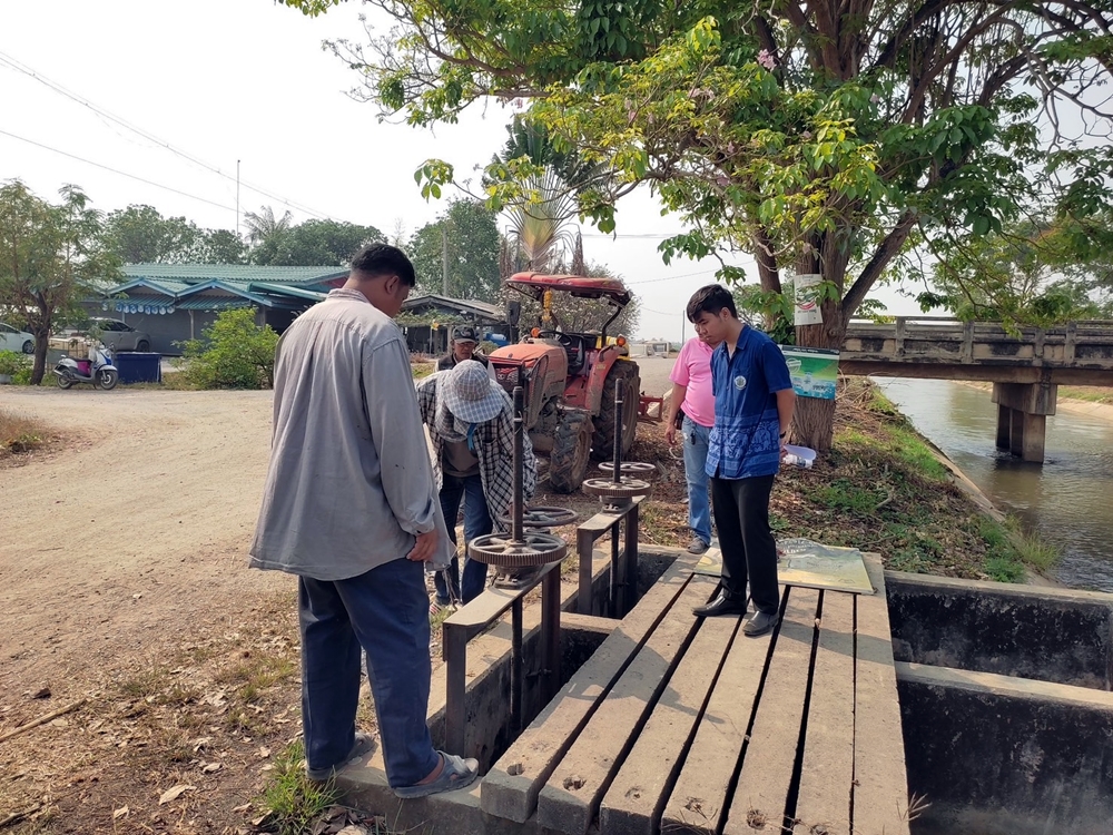 โครงการส่งน้ำฯกระเสียว เร่งกำจัดขยะและขอนไม้กีดขวางทางน้ำ ทรบ.ปากคลองส่งน้ำ 1 ซ้าย-1ขวา