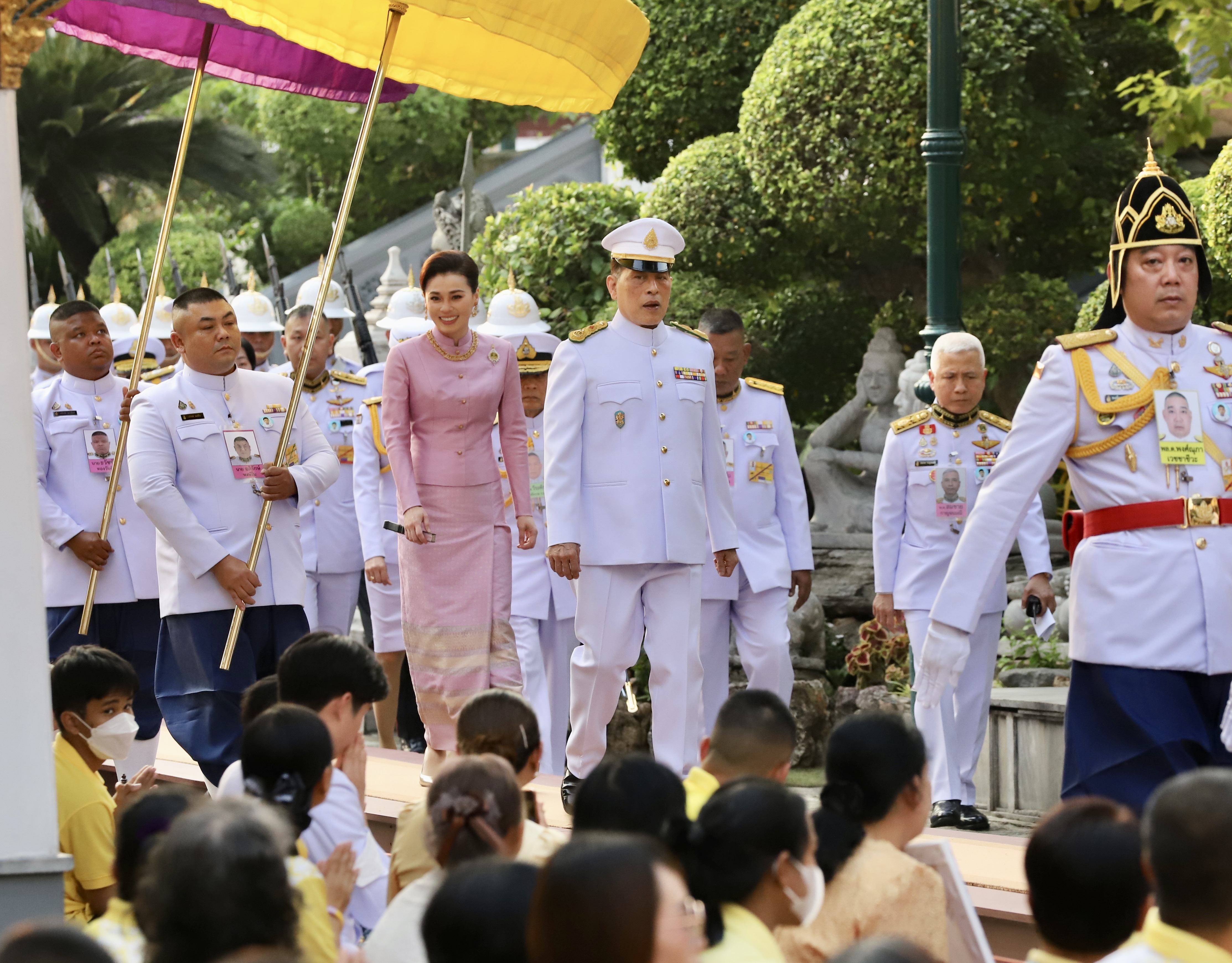 ในหลวงและพระราชินีเสด็จฯทรงบำเพ็ญพระราชกุศลเนื่องในวันมาฆบูชา 