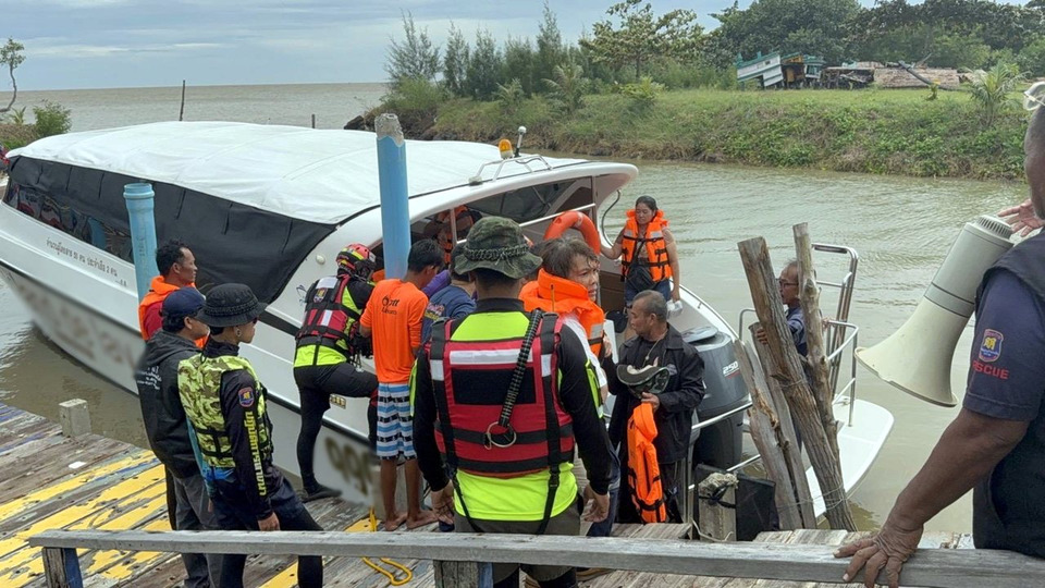 คลื่นลมแรงซัดเรือท่องเที่ยวเสือดำโกท้องเรือแตก นทท.97 คนลอยคอใกล้เกาะกระดาด