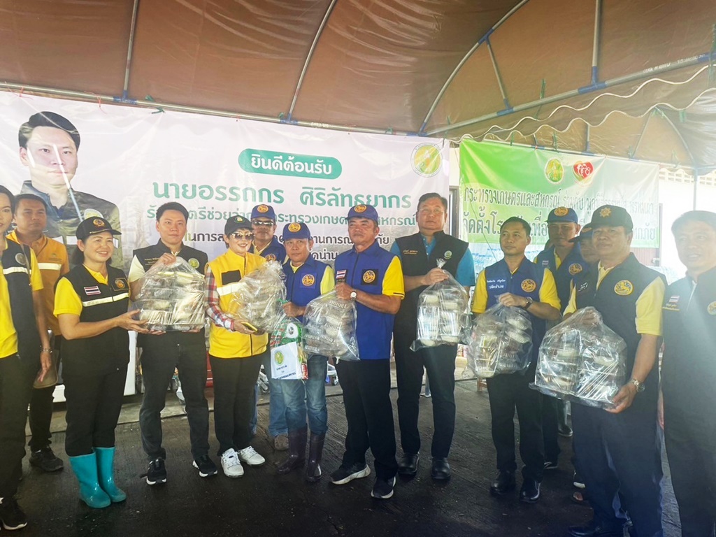 "รองอธิบดีฯฐนันดร์" ร่วมคณะ "รมช.อรรถกร" มอบถุงยังชีพช่วยเหลือผู้ประสบภัยน้ำท่วมเมืองน่าน