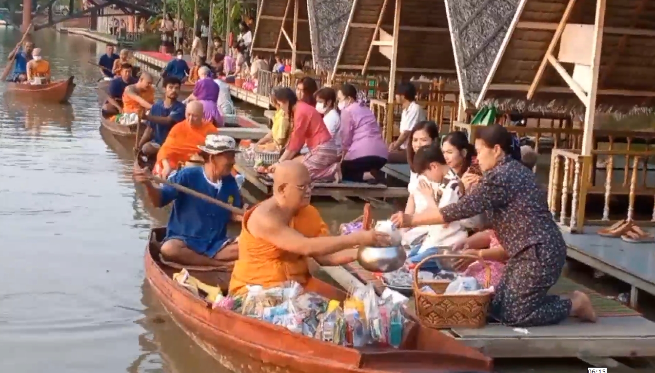 นักท่องเที่ยวต่างชาติแต่งชุดไทยร่วมสืบสานประเพณีตักบาตรทางน้ำสุพรรณบุรี
