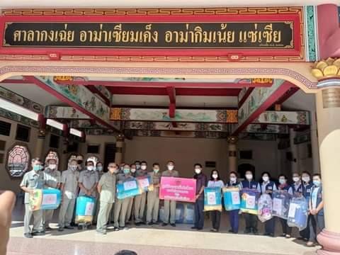 รองนายกเหล่ากาชาดยโสธรพร้อมคณะรับมอบผ้าห่ม500ผืนและเสื้อ200ตัวจากมูลนิธิฯ 