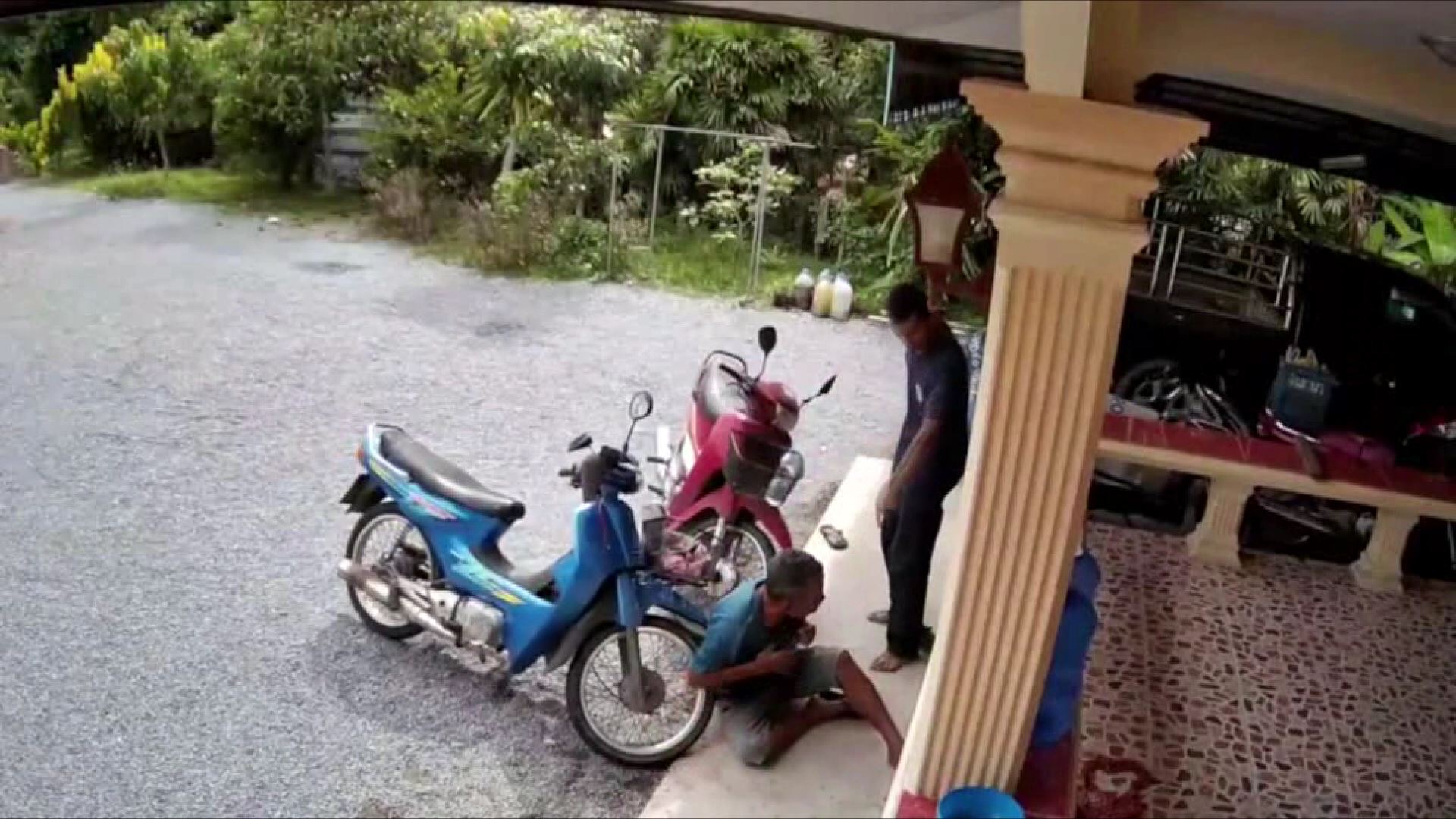 ลูกทรพี คลั่งยา ซ้อมพ่อสาหัส ญาติแจ้งความ ตร.ขอหมายจับ หิ้วตัวแจ้งข้อหาหนัก
