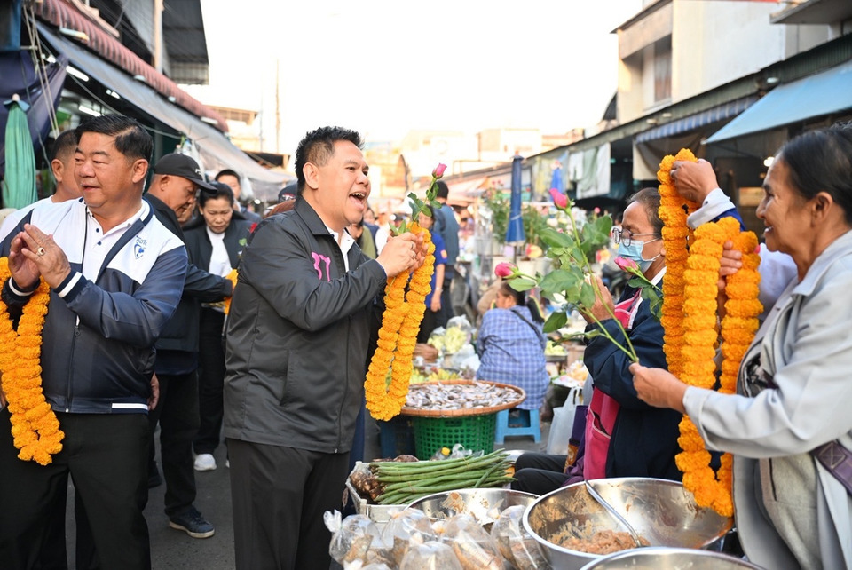 "วราวุธ" ควง "นพดล" ลุยตลาดอู่ทอง อ้อนเลือกทั้งคนทั้งพรรค ห่วง 5 เขตสุพรรณฯ