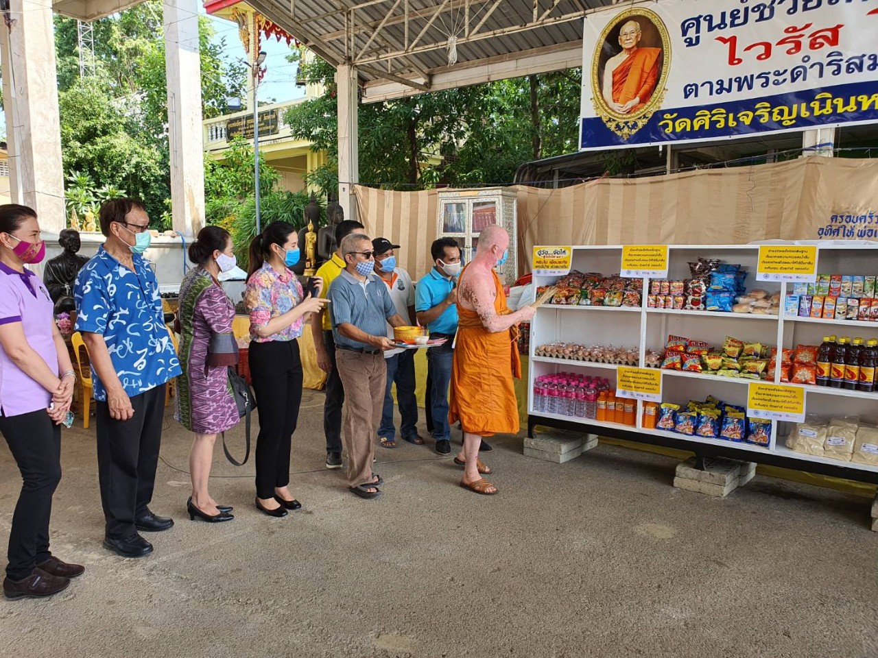 ​หลวงพ่อพรมน้ำมนต์ก่อนเปิดตู้ปันสุข