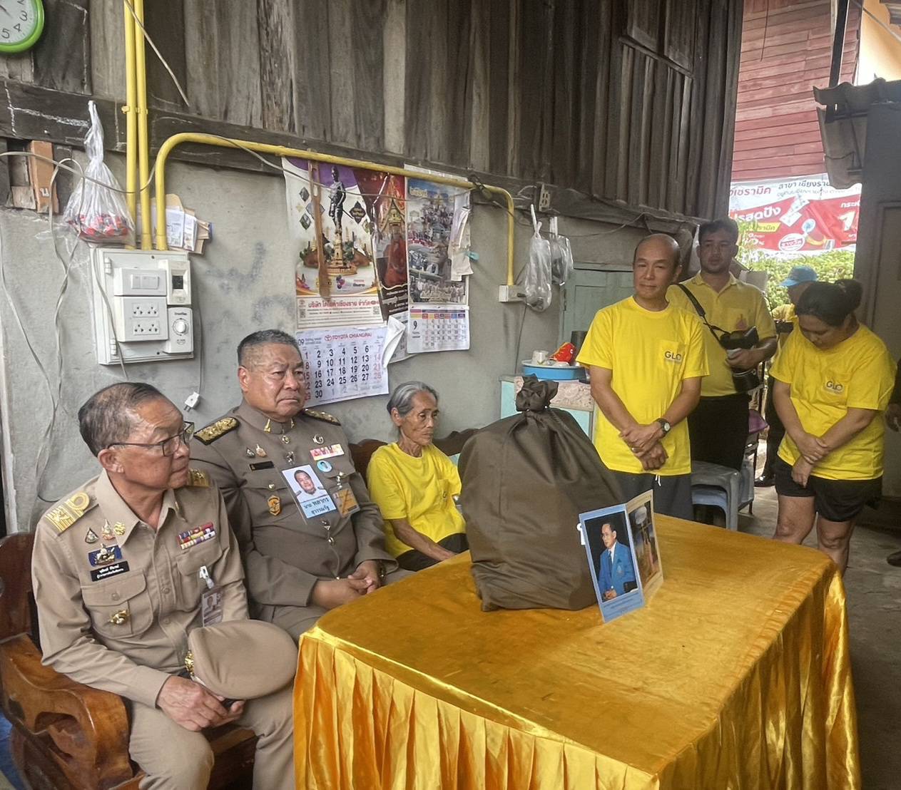 "ในหลวง" โปรดเกล้าฯให้องคมนตรีเชิญถุงพระราชทาน ไปมอบแก่ผู้ประสบอุทกภัยดินโคลนถล่มในพื้นที่จ.เชียงราย