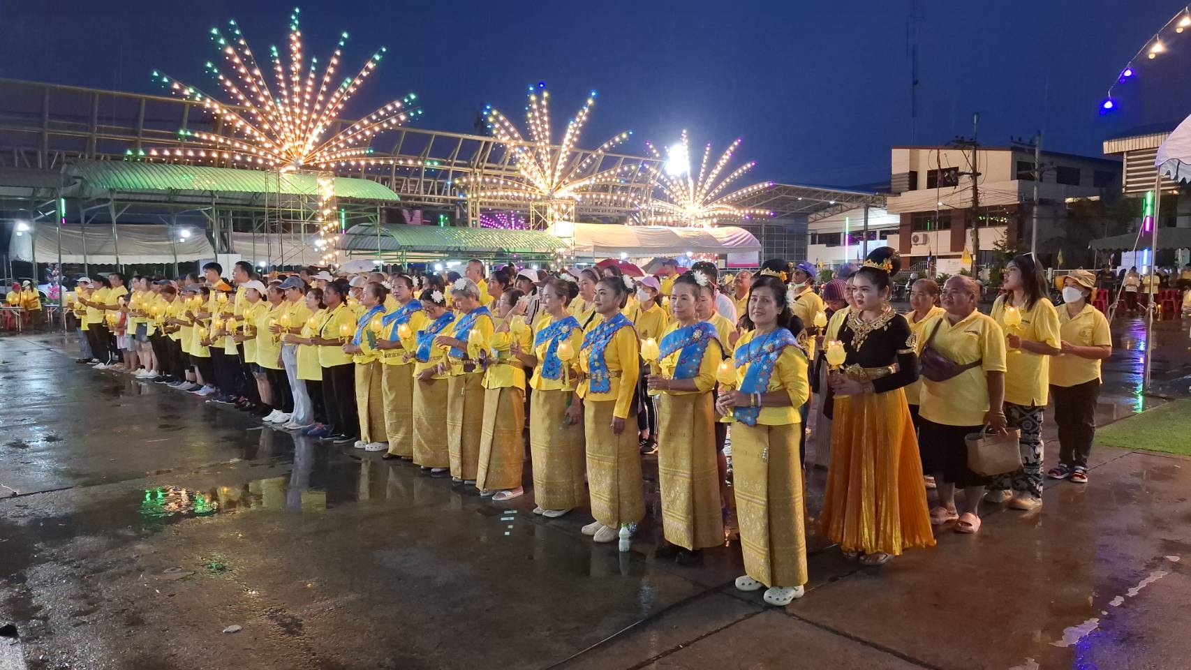 ปทุมธานีทต.บ้านกลางถวายพระพรชัยมงคลในหลวงร.10ท่ามกลางสายฝนด้วยความจงรักภักดี
