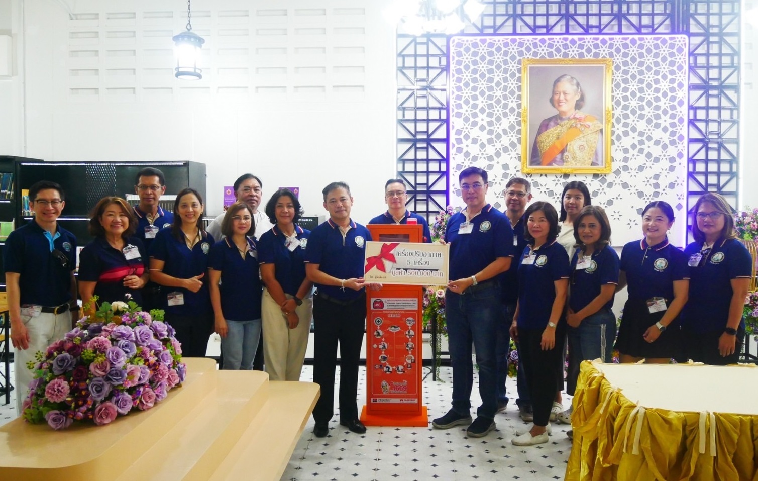 ประธานรุ่นผู้นำเมือง 8 และเพื่อนๆ นำเครื่องปั๊มหัวใจ AED พร้อมตู้มอบให้กับเรือนจำกลางนครปฐม