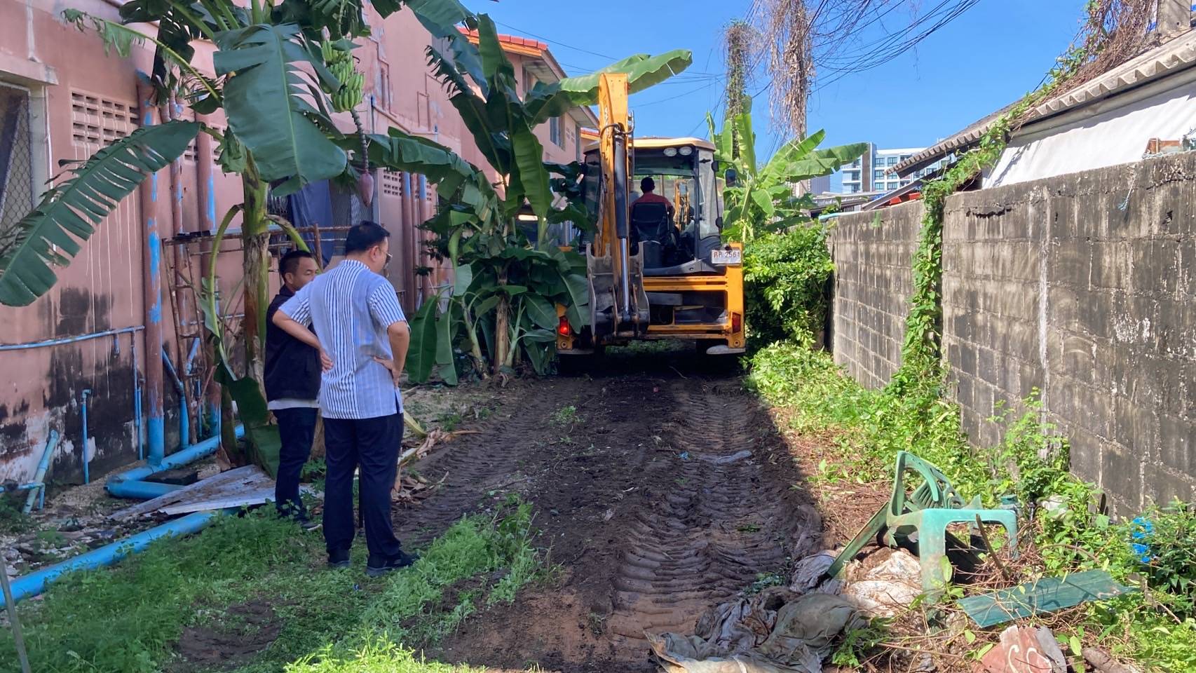 'รองมาโนช' นำทีมปรับภูมิทัศน์พื้นที่สาธารณะ หลังชาวบ้านร้องสัตว์มีพิษชุกชุม