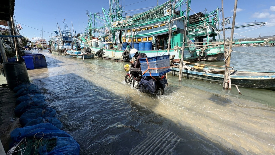 น้ำทะเลหนุนสูงท่วมถนนบ้านคลองมะขาม-หาดบานชื่น แต่ยังเดินทางได้