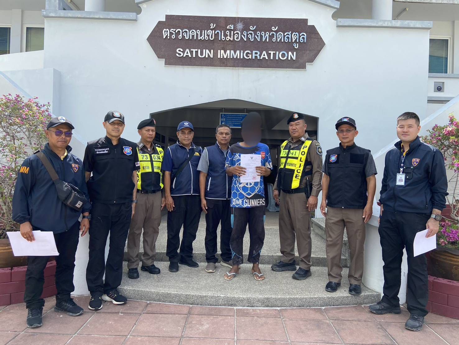 สืบ ตม.จว.สตูล รวบผู้ต้องหาหลบหนีตามหมายจับศาลจังหวัดสตูล 2 รายทั้งเสพยาบ้าและลักทรัพย์รถจักรยานยนต์ 