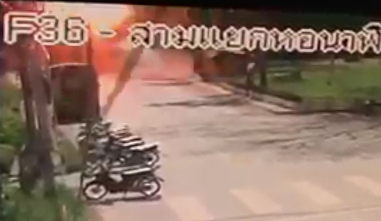 เผยภาพวงจรปิดวินาทีระเบิดรถกระบะหุ้มเกราะของปลัดอำเภอสะบ้าย้อย   ก้อนไฟลุกท่วม 