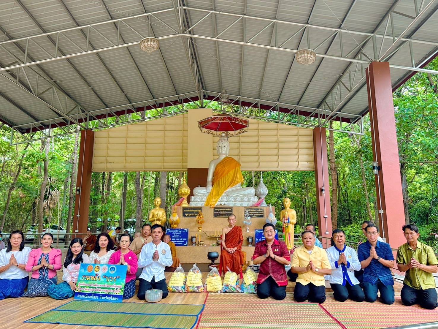 นอภ.เมืองยโสธรนำชุมชนทำบุญตักบาตรถนนสายบุญขับเคลื่อนหมู่บ้านศีล5 