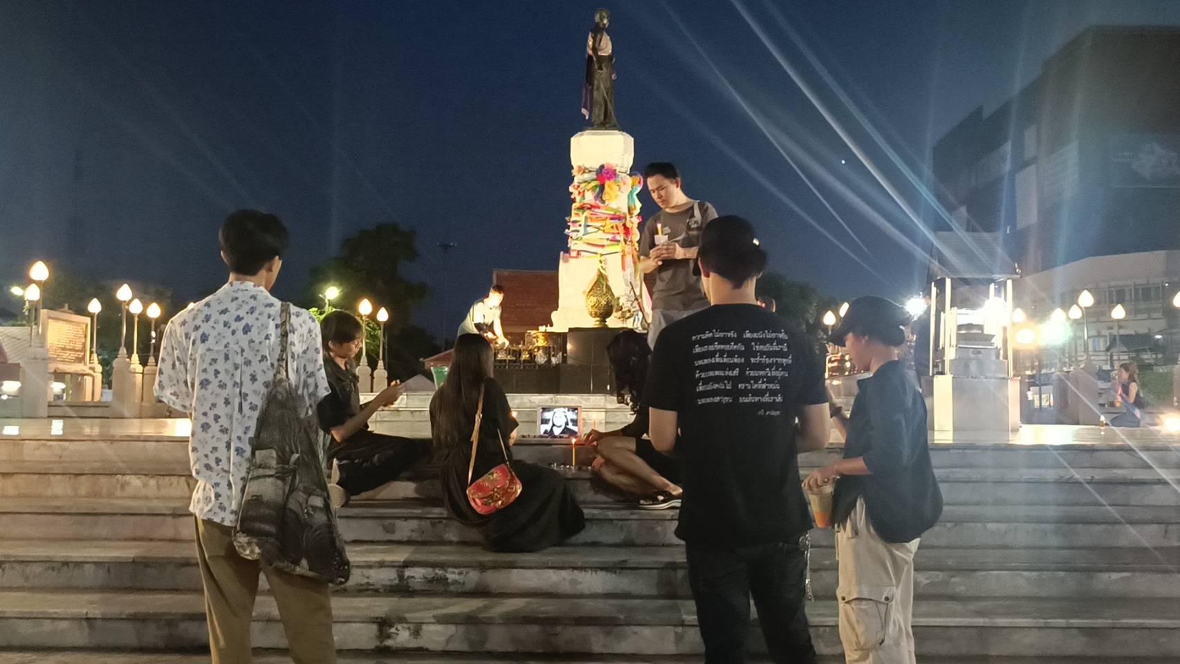 กลุ่มเยาวชน "โคราช มูฟเมนต์" จุดเทียนเทียนไว้อาลัย "บุ้ง ทะลุวัง" ที่ลานย่าโม