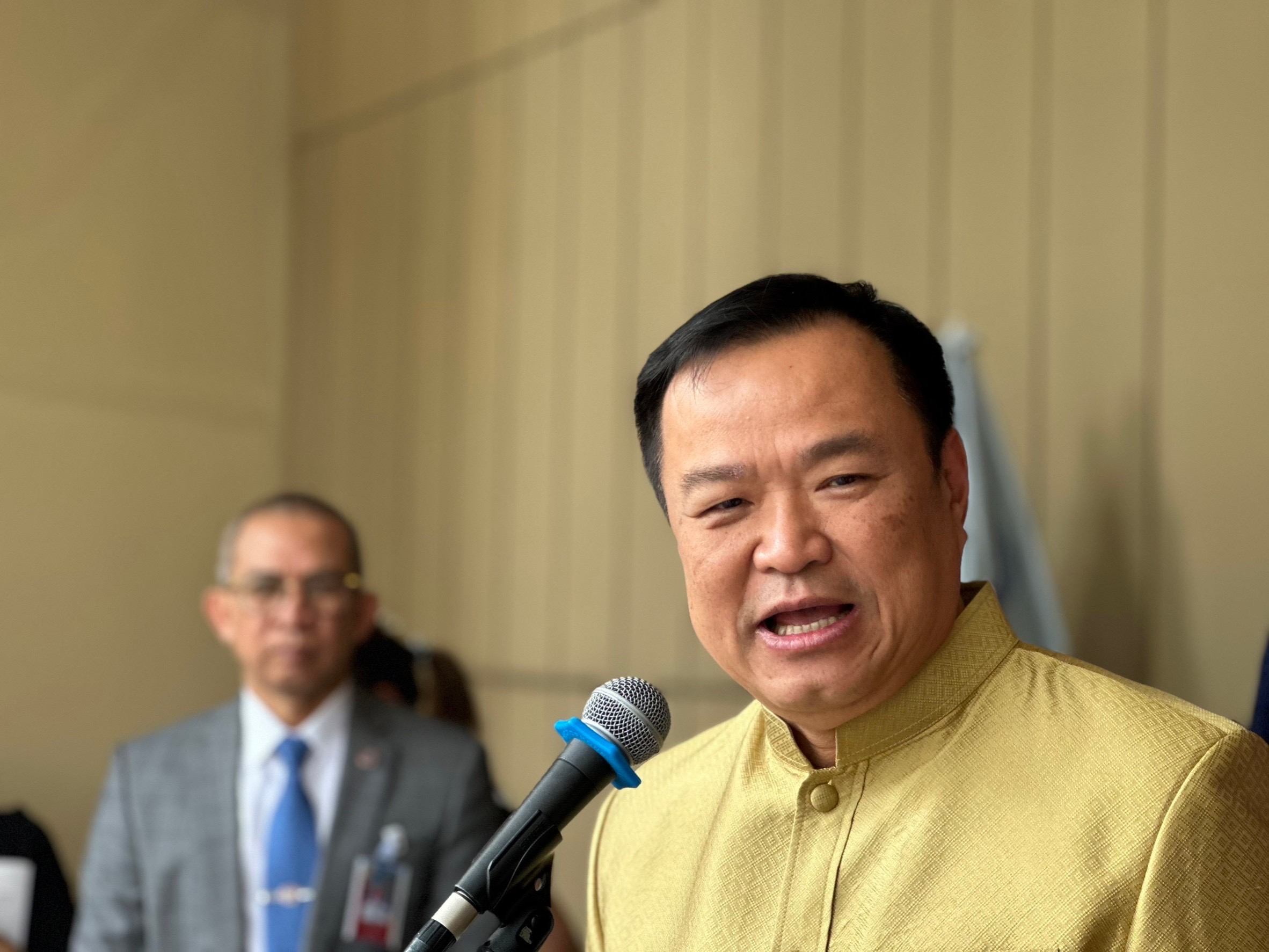 “อนุทิน” ตั้งคำถาม หาก “ภท.” ย้ายเข้า “พท.” บ้าง จะโดนหาว่าถูกดูดบ้างไหม ยัน “วีระศักดิ์” ย้ายจริง ไม่มีความขัดแย้งต่อกัน