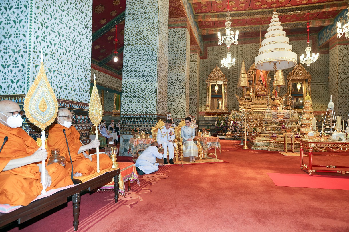 ‘ในหลวง-พระราชินี’ เสด็จไปในการพระราชพิธีฉัตรมงคล ณ พระที่นั่งอมรินทรวินิจฉัยพระบรมมหาราชวัง 
