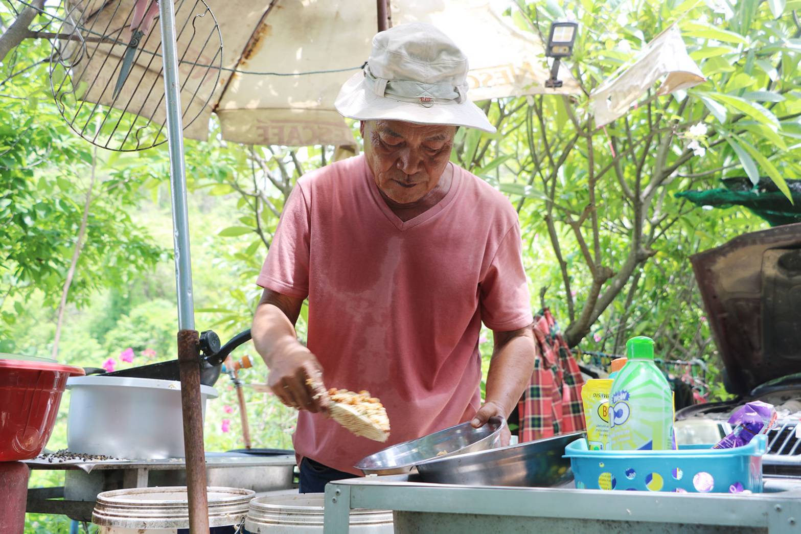 อดีตนักดนตรีวงคันไถจิตอาสาสอนดนตรีนักเรียนที่อ.ปากท่อ ราชบุรีใช้เงินเบี้ยชราเลี้ยงสุนัขจรจัด