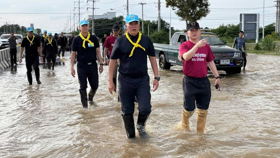 ผบช.ภ.1 ลงพื้นที่ป่าโมก ตรวจน้ำท่วม-เสริมคันดินรับมือน้ำเจ้าพระยาหนุนสูงคืนนี้