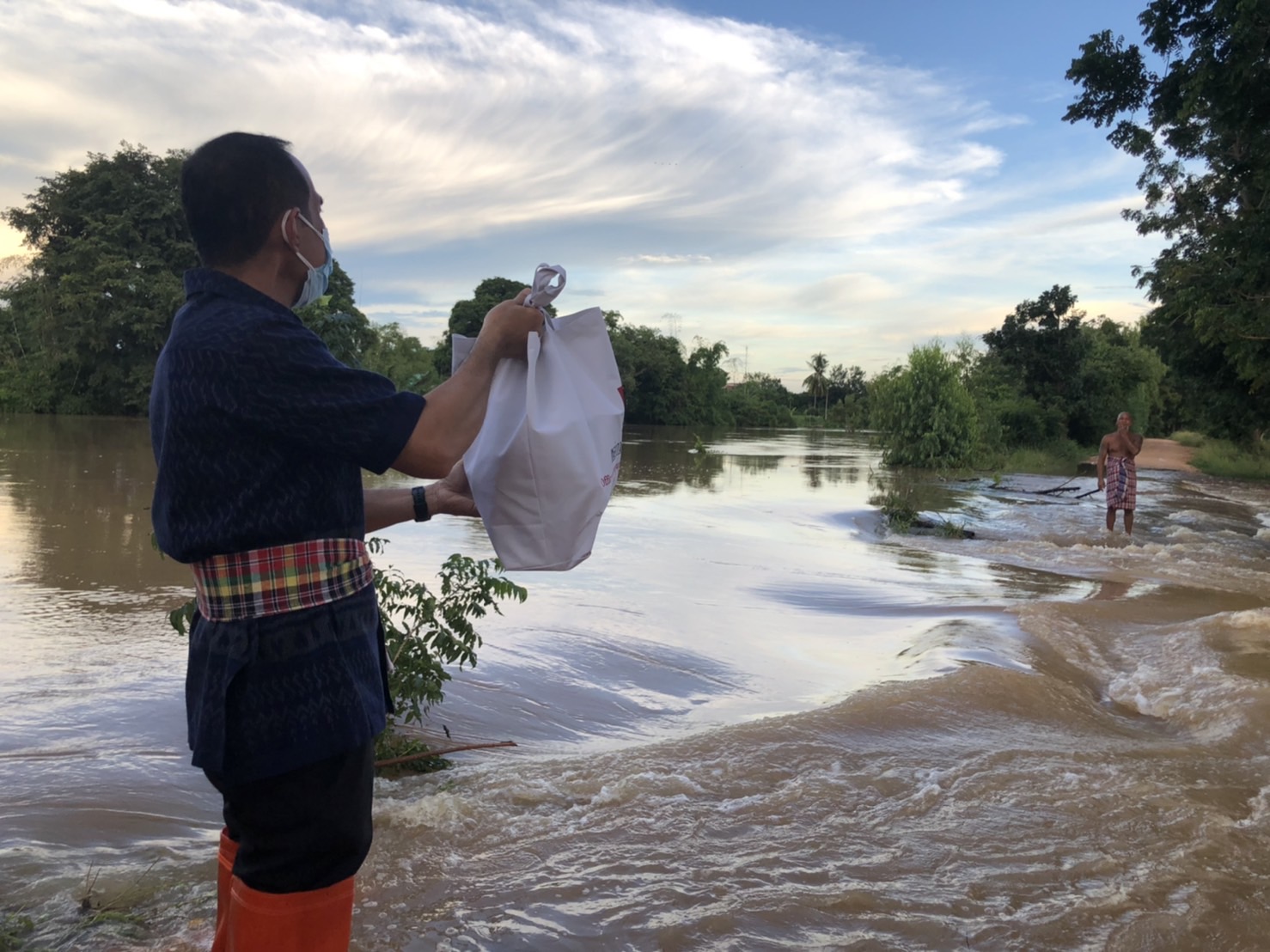 รองผู้ว่าฯชัยภูมิ ลุยน้ำท่วมตรวจความเดือดร้อนคน-ช้าง ริมลำชี