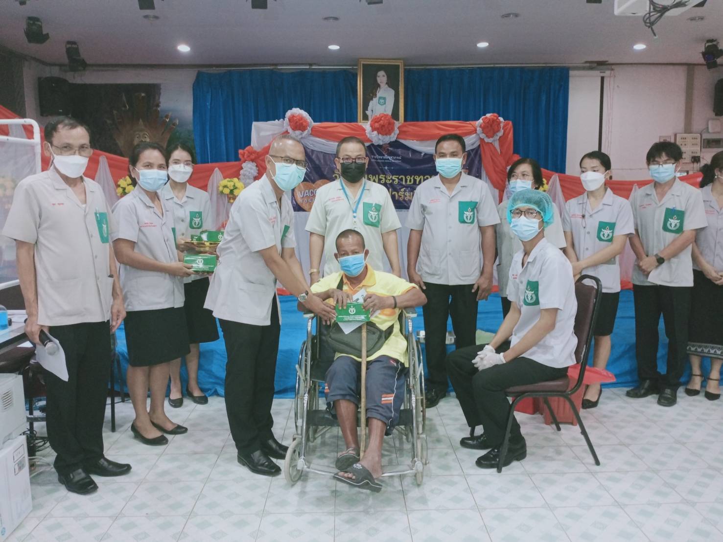 หน่วยแพทย์ พอ.สว.จังหวัดสุรินทร์ ฉีดวัคซีนพระราชทาน  ให้กลุ่มเปราะบางในพื้นที่อำเภอบัวเชด