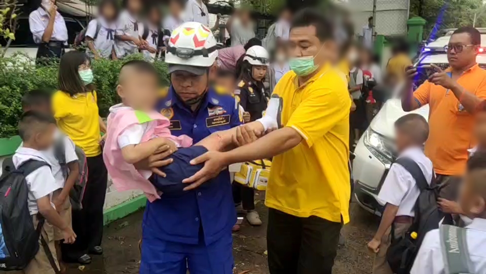 บุรีรัมย์เผยนาทีเฉียดตาย โต๊ะหินอ่อนช่วยชีวิต 2 นร.อนุบาล ต้นมะขามล้มทับในโรงเรียน