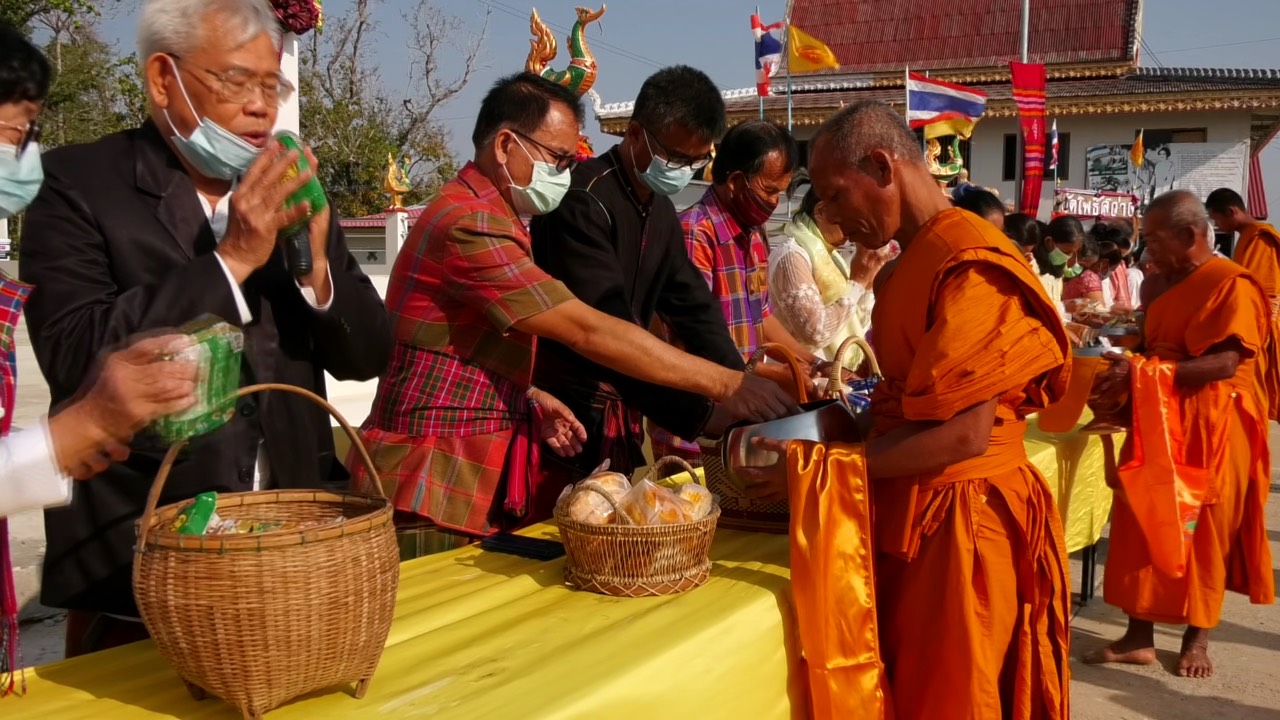 "อำเภอวังหินย้อนยุค" นุ่งผ้าไท ใส่บาตรวัฒนธรรม น้อมนำวิถีพอเพียง ตามโครงการโรงเรียน / หมู่บ้านศีล 5 