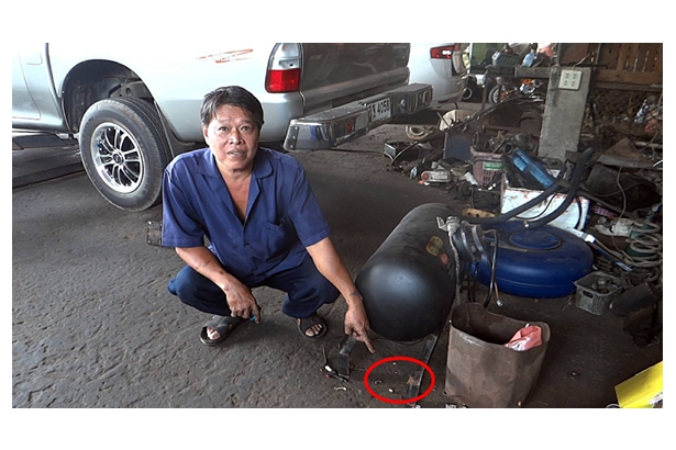 ลูกปืนปริศนาตกใส่ทะลุหลังคาอู่ซ่อมรถ เฉียดถังแก๊สติดรถเพียงนิดเดียว 