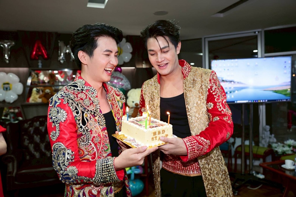 “แสตมป์-เล้ง” ฉลองวันเกิดอบอุ่น แฟนด้อมยินดียอดวิว ‘ลอยแก้ว’ ทะลุ 3 ล้าน เตรียมเปิดกล้องซีรีส์ใหม่ “เงารักใต้แสงเทียน”