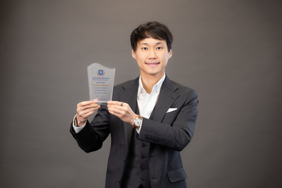ท๊อป จิรายุส รับโล่คนดีของสังคม ม.นอร์ทกรุงเทพ ชูผู้นำโดดเด่นด้านนวัตกรรม