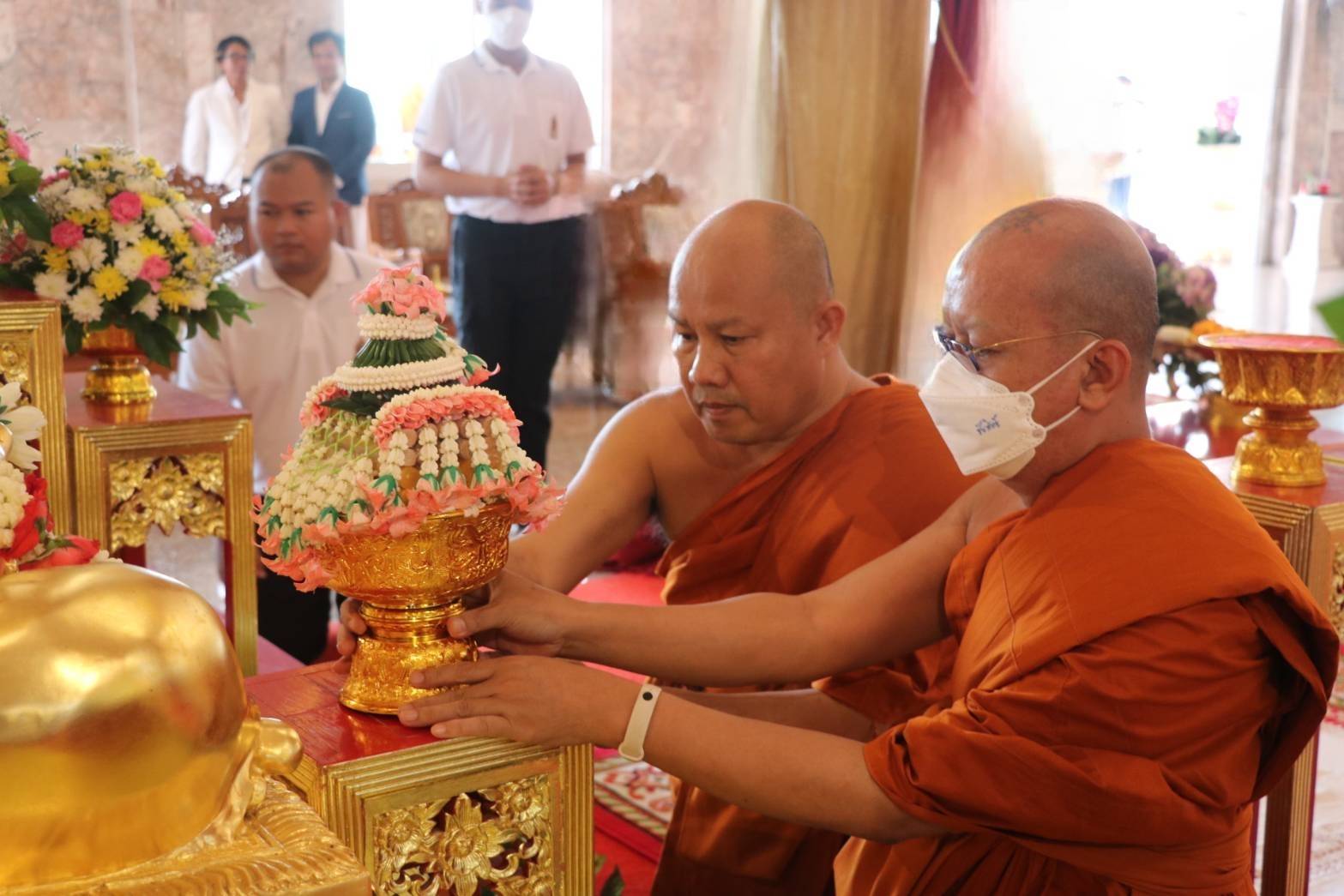 ปชช.แห่กราบไหว้ทำบุญ-ปิดทองครบรอบมรณภาพ'หลวงปู่ทอง'ครบ 8 ปีสรีระสังขารไม่เน่าเปื่อย