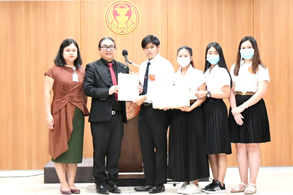 บุกร้องกมธ.ยกเลิกเก็บภาษีผ้าอนามัย ลดเหลื่อมล้ำทางเพศ คืนความเป็นธรรมสตรีไทย