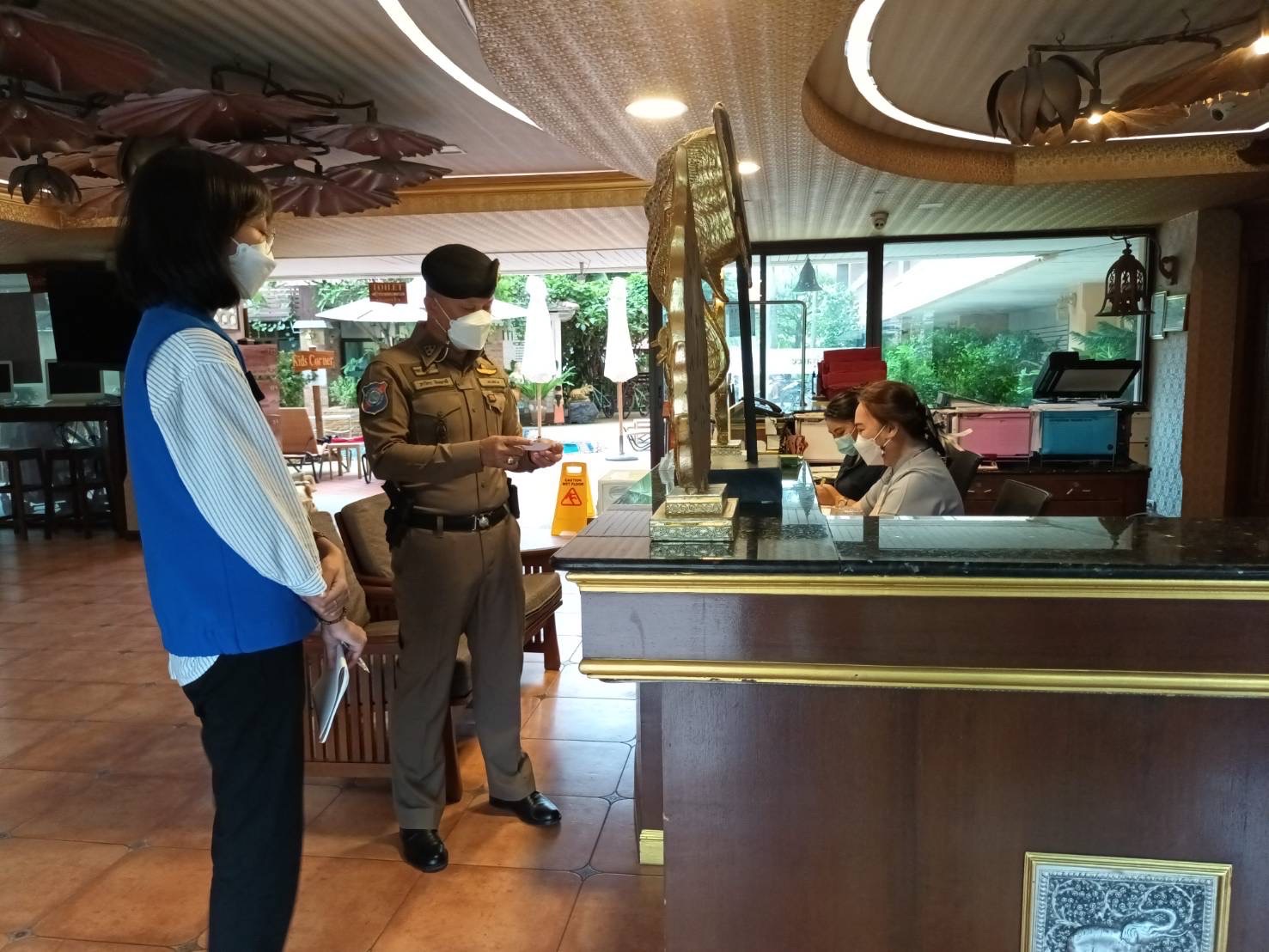 ตำรวจตรวจสอบที่พัก เด็กหญิงลูกครึ่ง เดินเท้าไปสนามบิน ไม่พบความผิดปกติ แต่พ่ออเมริกันเป็นคนเข้มงวด